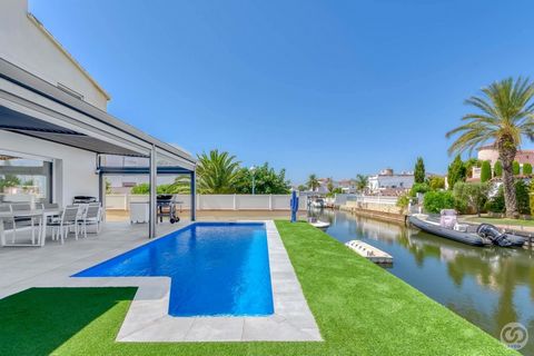 Magnificent villa with 14 meter mooring, ideally located on the canal, close to the sea outlet and the city center of the Marina of Empuriabrava. With a total area of 190 square meters and a plot of 438 square meters, this villa is perfect for those ...