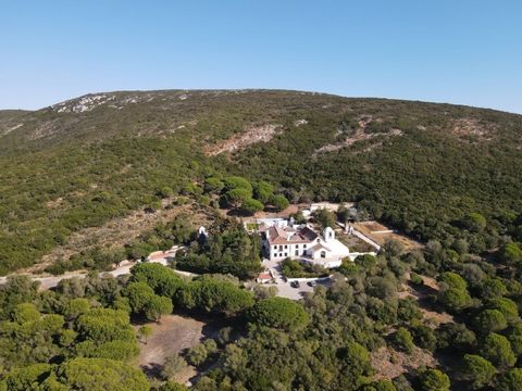 O magnífico conjunto de edifícios que compõe o Palácio de El Carmen fica situado num dos pontos mais altos da Serra da Arrábida. Esta propriedade, repleta de história e tradição, foi também espaço de eventos, tirando partido da beleza e charme da sua...