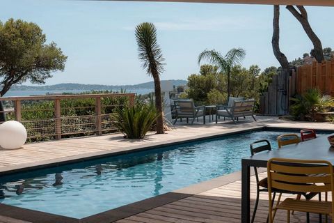 South-facing, exceptional property bathed in natural light thanks to its vast bay windows. Offering breathtaking views of the Mediterranean, it is ideally located in the immediate vicinity of the beaches, downtown Hyeres and the airport. Spread over ...