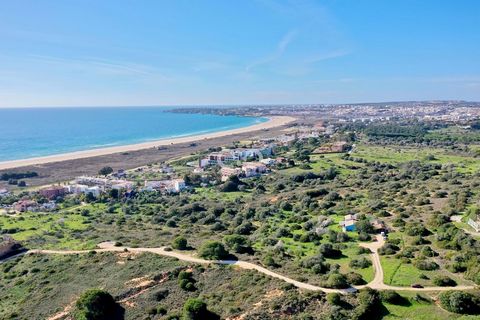 Stor möjlighet att köpa en av de mest imponerande tomterna i Lagos med 19680 kvm,. Denna fastighet erbjuder utmärkt utsikt över Atlanten, Palmares golf och staden Lagos i väster och Alvor East.Meia praia stranden ligger bara 500 meter bort. Det finns...