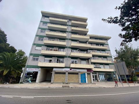 Apartamento T2, situado na Avenida do Vidreiro, com uma área total de 95 m2, situado na freguesia e concelho da Marinha Grande no distrito de Leiria. O imóvel está localizado próximo à zona de comércio, serviços e escolas. Apartamento situado no 4º a...