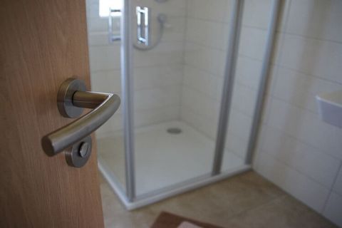 Het nieuw gebouwde vakantiehuis biedt ruimte voor 2 volwassenen plus een babybedje in het vakantieappartement Esche. Er is 1 slaapkamer, een woon-eetkamer met keuken en een badkamer met douche, toilet, douche, wastafel en haardroger. Het vakantieappa...