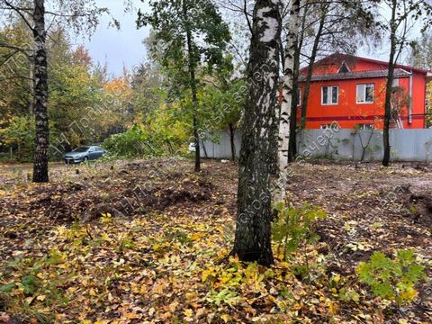 Волоколамское или Новорижское шоссе 17 км от МКАД, рабочий посёлок Нахабино, вблизи г. Москва. Участок 12 соток./r/n Участок 12 соток / ИЖС / земли населенных пунктов / расположен в поселке. Коммуникации - электричество 15 кВт; газ по границе участка...