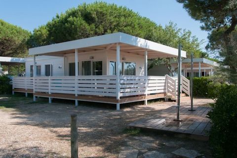 ¡Un oasis en plena naturaleza exuberante y con playa privada! El Jesolo Mare Family Village ofrece las condiciones para unas vacaciones perfectas. La playa de suave pendiente es ideal para que los niños naden o construyan castillos de arena. Los padr...