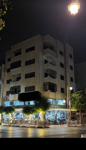 Ik zet een gebouw van vier verdiepingen te koop, het gebouw heeft een terras. Het huis is gelegen op een toplocatie in het centrum van de stad Tetouan, op de weg van Martil naar Tetouan, tegenover het grote stadion.