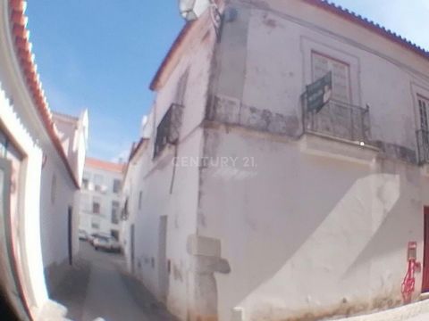 Maison avec 3 chambres et 3 salles de bains, dont une grande suite sur la Rua de Alcobaça à Beja, surplombant la Praça da Republica A Béja. Un investissement pour la résidence ou la location. PRIX NÉGOCIABLE! Maison avec rez-de-chaussée où vous avez ...