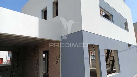 Vem conhecer a Nova Moradia isolada em construção sito em zona residencial da Gafanha da Nazaré, tipologia T4. Localizado a poucos minutos do centro de Aveiro, da Praia da Barra e Praia da Costa Nova. Com excelente exposição solar. Com quartos amplos...