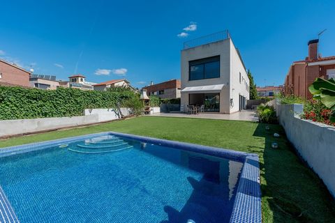 Exclusief luxe huis in El Masnou - een oase van rust met uitzicht op de Middellandse Zee Spectaculair huis van 550 m² met twee onafhankelijke woningen en uitzicht op zee We presenteren dit prachtige pand gelegen op een perceel van 525 m², met een mod...