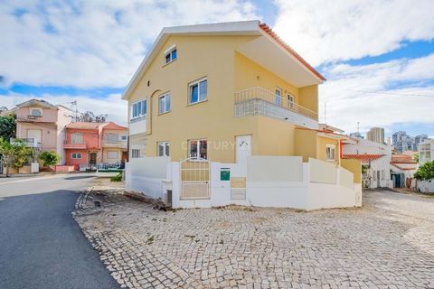 Op zoek naar een ruime woning, op een rustige locatie en dicht bij het centrum van Cascais? Dit is je kans! We presenteren dit uitstekende huis, volledig gerenoveerd en met veel natuurlijk licht, gelegen in de buurt van São José, een rustige en gecon...