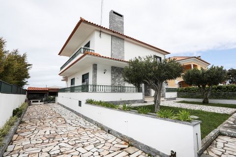 Enjoy luxury and comfort in this magnificent villa located in the prestigious Quinta da Bicuda, in Cascais. Combining elegance and functionality, this property offers a refined lifestyle, ideal for those looking for a superior quality residence. Upon...