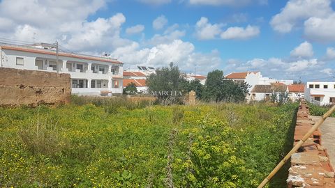 LAGOS- Odiaxere Klein stuk grond met haalbaarheidsstudie verzekerd voor de bouw van 3 huizen op twee verdiepingen. Het grondstuk is gelegen in het centrum van het dorp, in een uitbreidingsgebied , dichtbij alle nodige voorzieningen en 10 minuten vana...