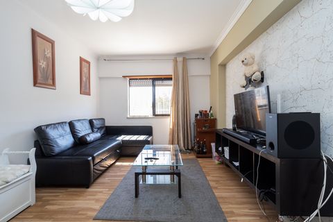 I present you this 3 bedroom apartment, located in Odivelas. The property has 3 bedrooms, living room, equipped kitchen, 2 full bathrooms, wardrobe with good storage in the entrance hall and storage room on the top floor of a 12-storey building, with...