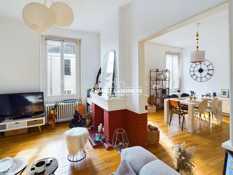 À Montluçon, en plein cœur du centre-ville, cet appartement T5 de plus de 100 m2 est à vendre pour 123 000 €, via le Cabinet Landrieve. Situé dans une petite copropriété, il a été entièrement rénové il y a 8 ans et est en excellent état. L'appartemen...