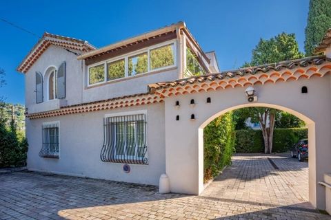 Cannes Montfleury villa completely renovated in absolute calm. This villa offers two bedrooms with dressing rooms, two master suites with their own bathrooms. Master bedroom benefits from a freestanding bath, a double shower and its dressing room. Li...