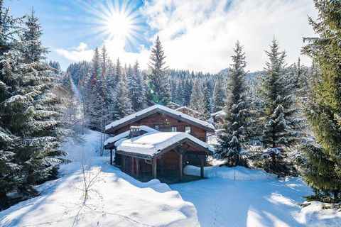 El chalet está situado en la encantadora localidad de La Tania, entre Meribel y Courchevel, en el corazón de la estación de esquí de Les Trois Vallées. El pueblo se encuentra al borde de un bosque, los pinos cubiertos de nieve lo convierten en un fan...