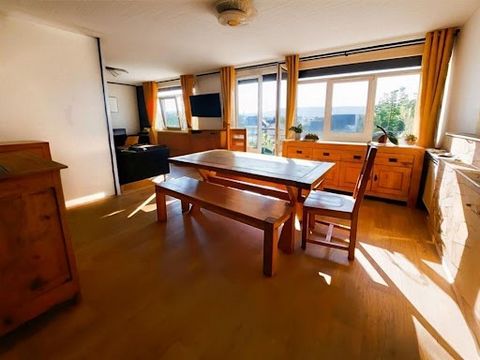 Découvrez ce cocon de douceur au 3 -ème étage. Profitez d'une vue imprenable depuis votre séjour lumineux. L' appartement se compose d'une entrée, d'une cuisine aménagée, d'un séjour salon avec son coin bureau . Le couloir possède plusieurs placards ...