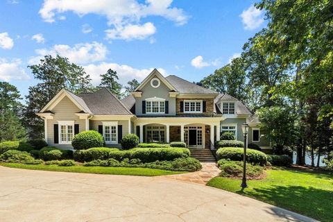 Ne manquez pas cette extraordinaire maison sur mesure au bord de l’eau à Reynolds Lake Oconee. Situé sur un terrain de près de 200 pieds sur le lac Oconee, et à l’intérieur d’une crique spacieuse, les vues sont larges et profondes. Des lots similaire...