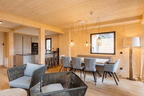 Ervaar de rustieke charme en het moderne comfort van dit prachtige massief houten chalet, perfect voor een onvergetelijke vakantie met familie of vrienden. Verspreid over 135 m² en zorgvuldig ontworpen over twee verdiepingen, biedt dit heerlijke toev...