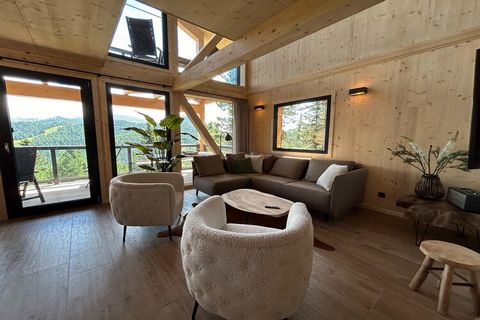 Ervaar de rustieke charme en het moderne comfort van dit prachtige massief houten chalet, perfect voor een onvergetelijke vakantie met familie of vrienden. Verspreid over 135 m² en zorgvuldig ontworpen over twee verdiepingen, biedt dit heerlijke toev...