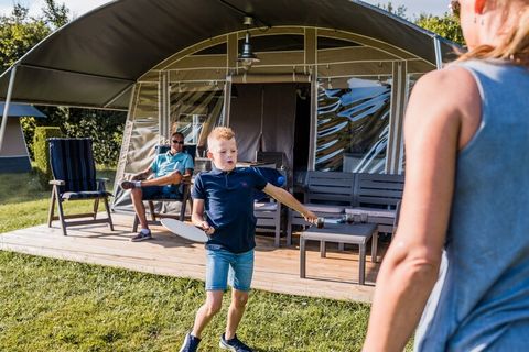 Deze leuke, vrijstaande tentlodge staat op de moderne terrassencamping Nommerlayen, grenzend aan een mooi bosgebied. Het vakantiepark ligt in een groen- en waterrijk heuvellandschap bij het kleinschalige plaatsje Nommern, 30 km. ten noorden van de ho...