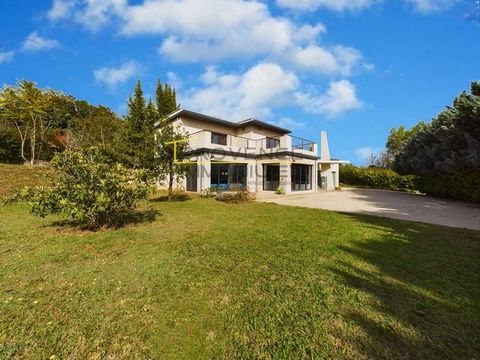 Bien rare à Montélimar - Dans un quartier recherché au calme, proche de l'hôpital, belle maison de 166 m2 de surface habitable. Grâce à une vaste parcelle de terrain de 2 300 m2, votre intimité est préservée et ce vaste espace naturel vous donne l'im...