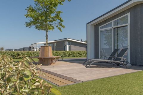 Deze moderne vakantiewoning in Zeeland is geschikt voor twee personen en beschikt over alle hedendaagse gemakken. Zo is de keuken volledig ingericht, is de slaapkamer voorzien van een comfortabel boxspring bed en bieden apparatuur als airconditioning...