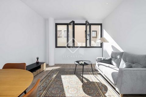 We welcome you to this charming and bright apartment in the heart of Barcelona's Gothic Neighbourhood , where history and comfort come together in a unique experience of living in the Catalan capital. This 67 m2 apartment is a refuge of elegance and ...