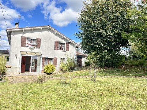 A quelques pas du centre-ville de Rochechouart cette charmante maison en pierre sur deux niveaux se compose: au rez-de-chaussée, d'un agréable séjour avec cheminée et une cuisine séparée, une salle d'eau, des toilettes séparées ainsi qu'un acces à un...