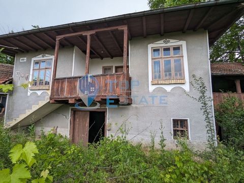 Top Estate Real Estate bietet Ihnen ein Haus mit einem großen Hof und einem internen Badezimmer mit WC im Dorf Vishovgrad, Region Veliko Tarnovo. Das Dorf ist groß und gut entwickelt, liegt 6 km südlich der Stadt Byala Cherkva, 10 km südlich der Stad...