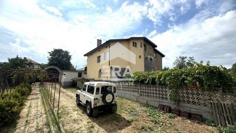 EXCLUSIF! MAISON MEUBLÉE DE QUATRE ÉTAGES SUR STR. ANDROMEDA, AVEC UNE GRANDE COUR ET DEUX GARAGES. ERA Varna Trend propose à la vente une maison en briques solides, située sur ul. Andromède dans le village de Zvezditsa, à 10 km de la ville de Svetla...