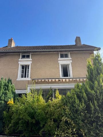 AUSSCHLIEßLICH. In Cheilly les Maranges, Haus aus dem Jahr 1900 komplett renoviert und bietet auf fast 94 m2 Wohnfläche: im Hochparterre, Eingang über eine beheizte Veranda, nach Süden ausgerichtet, mit Zugang zu einem großen Wohnzimmer mit voll ausg...