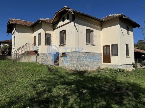 VIDÉO! Top Estate Real Estate vous propose une maison sur trois niveaux avec de belles vues panoramiques dans la ville de Varna. Elena, région de Veliko Tarnovo. La propriété proposée est située dans un hameau à 3 km à l’est de la ville de Sofia. Ele...