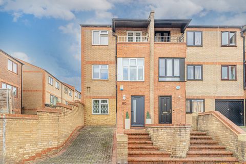 We present a fantastic opportunity to acquire a stunning home on Saunders Ness Road in the Isle of Dogs E14, a quiet residential street near Island Gardens. This freehold townhouse offers the finest superior living in a prime position. The house is i...