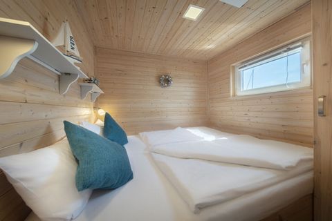 La cómoda casa flotante ofrece hasta 5 personas a aproximadamente 35 metros cuadrados suficiente espacio para pasar unas vacaciones muy especiales. Puede encontrar la calma y la relajación directamente sobre el agua en la gran cubierta mentirosa o se...