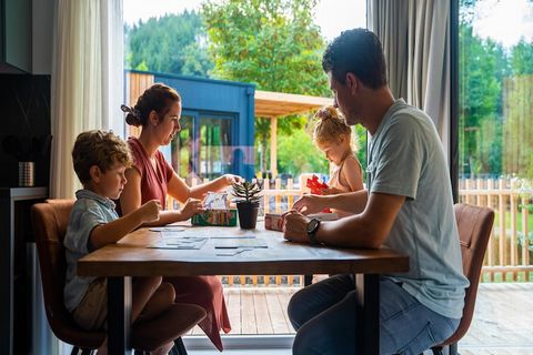 Ce chalet indépendant et moderne est situé dans le parc de vacances Resort Kohnenhof magnifiquement situé sur la rivière Our, à deux pas de la frontière avec l'Allemagne. Le parc de vacances est situé dans un environnement naturel à 7 km du petit cen...