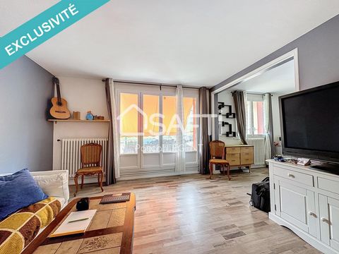 Je vous présente Appartement T4 d'une surface carrez d'environ 75m² situé au 1er étage d'une copro comportant 2 étages. Ce bien comprend Entrée, couloir distribuant un séjour ouvrant sur grand balcon avec store, un salon, 2 chambres, une cuisine amén...