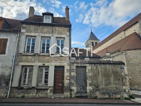 Situé à Cosne-Cours-sur-Loire, cet immeuble présente un investissement intéressant. Cette ville pleine de charme, offre un cadre de vie paisible et authentique. Proche des commerces, écoles, et des transports en commun, elle séduit par sa qualité de ...