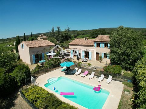 Située à Saint-Saturnin-lès-Apt (84490), cette propriété offre un cadre de vie paisible en pleine campagne. Proche des écoles et des crèches, elle séduit par son emplacement, bénéficiant d'une exposition sud, elle offre un environnement lumineux et a...