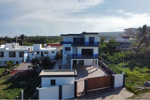 Superbe appartement sur 3 niveaux à Proyecto Mar Azul, Cabrera, avec 5 chambres et 4 salles de bains complètes. Il dispose d’une piscine privée de 41,21 m², d’un auvent couvert pour 2 véhicules, et de grands espaces extérieurs dont une terrasse et de...