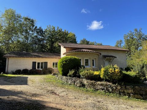 Discover this magnificent 175 m² house located on a spacious 2500 m² plot, perfect for enjoying the tranquility of the Dordogne while remaining close to local amenities. As soon as you enter, you will be seduced by its large 75 m² living room, bathed...