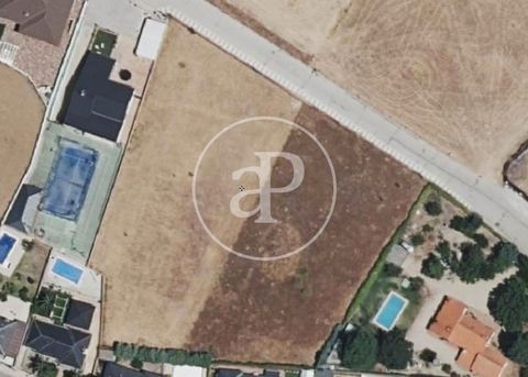 IDEAL FOR INVESTMENT LAND Magnificent plot for investment and/or builders in Griñón of unconsolidated urban land that forms an execution unit with the adjoining plot. This fantastic plot is located in one of the best areas of Griñón. It forms an exec...