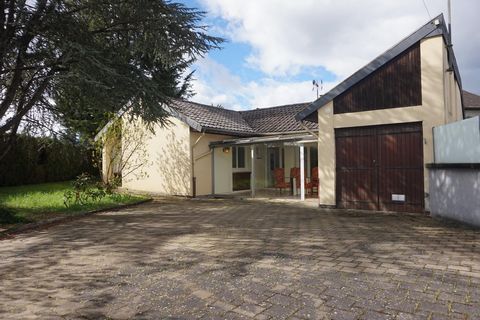 Venez visiter cette jolie maison de plein pied de 108m² environ située dans un lotissement tranquille au coeur du village de Montferrand-le-château (proximité commerces, hôpital, zone châteaufarine, piste cyclable,...). Ce bien est implanté sur un te...