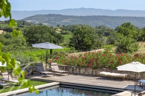 Notre agence de Gordes - John Taylor Luberon - spécialisée dans l'immobilier de prestige, a le plaisir de vous présenter à la vente cette belle bâtisse: A l'orée de St Saturnin-lès-Apt, cette splendide propriété édifiée sur un terrain de plus d'un he...