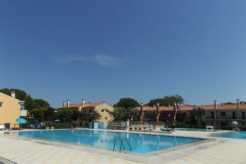 Ampio complesso turistico con graziose case a schiera colorate e una piscina all'aperto. Alberi, cespugli e palme lussureggianti creano un carattere simile a un parco. Nell'ampia area della piscina c'è abbastanza spazio per sguazzare, scatenarsi e ri...