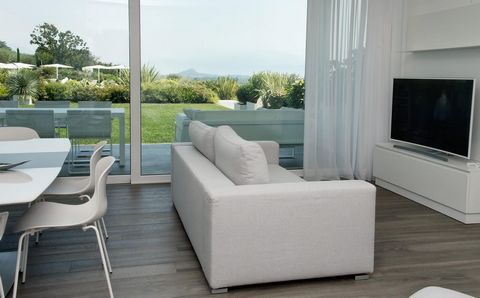 Questo complesso di lusso si trova in una zona in collina del Lago di Garda, a Padenghe sul Garda, in un bellissimo paesaggio. L’esclusivo ed elegante residence offre la possibilità di abitare in un contesto moderno con il comfort di un luxury-hotel ...