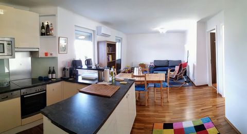 Unsere Wohnung (87m²) liegt im 11. Gemeindebezirk. Das Stadtzentrum ist 8 U-Bahnstationen entfernt (15 Minuten mit U3). Die Straßenbahn 71 bringt sie zum 