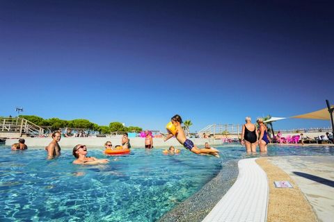 Het gezinsvriendelijke complex, gelegen aan de ingang van Valras-Plage, biedt u een comfortabele vakantie in moderne stacaravans. Een groot waterpark met zwembad, glijbanen en jacuzzi's zorgen voor zwemplezier voor jong en oud.Van april tot half sept...