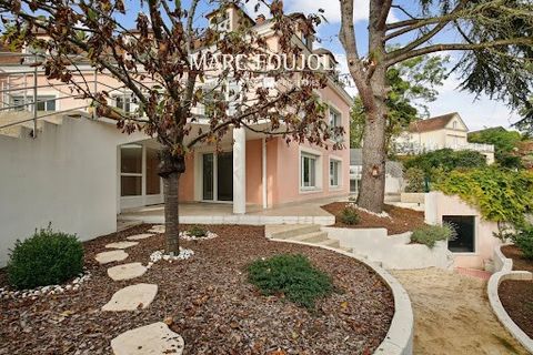 Cette villa contemporaine à Chambourcy, construite en 1997 par un architecte en tant que résidence personnelle, se situe sur un terrain de 1300m² dans un environnement calme et idéalement exposé. Dotée de matériaux de qualité et d'un ascenseur, elle ...