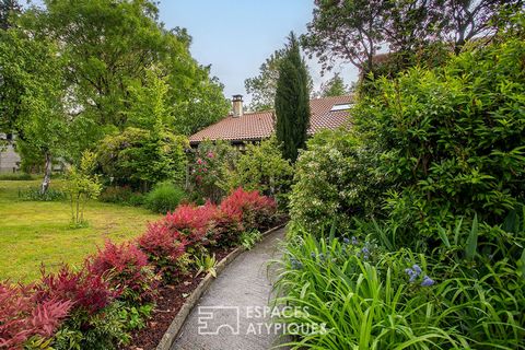 It is in the heart of a garden with multiple scents that this detached house with the charms of the 80s takes place. Built on a plot of 1493m2 with a swimming pool and designed on three levels, it will seduce you with its beautiful volumes and its ma...