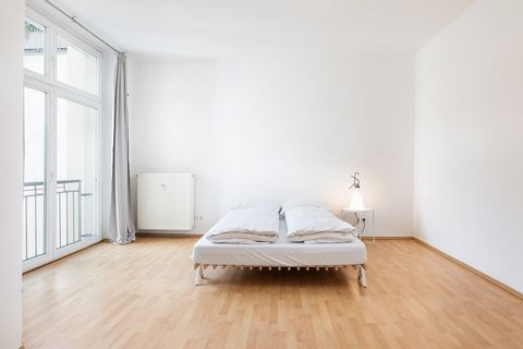 Diese schöne Wohnung mit ca. 65 m² befindet sich in der zweiten und dritten Etage und verfügt über viel Licht und einen schönen Grundriss. Das Highlight der Wohnung ist das Wohnzimmer mit einer modernen Einbauküche an der Seite. Die Küche ist mit all...